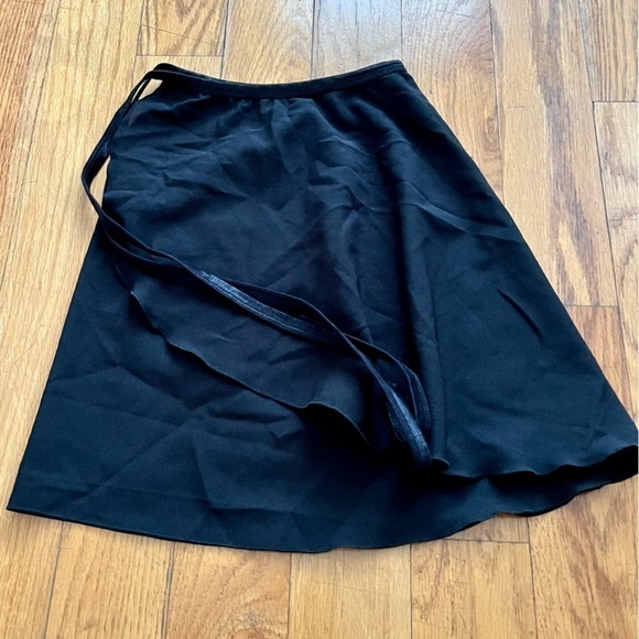 4 Revolution Dance Items 2 capri pants 1 skirt 1 Boys Shorts Balletcore Jazz - Picture 12 of 12